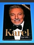 Karel žije dál... (Karel Gott) s plakátem - náhled