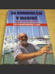 Za kormidlem v marině - náhled